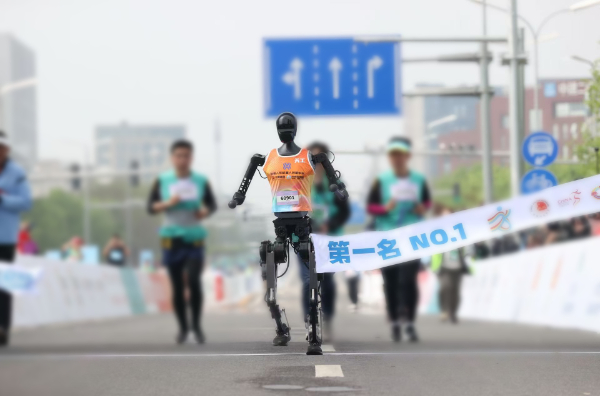 机器人参加北京亦庄半程马拉松比赛海报