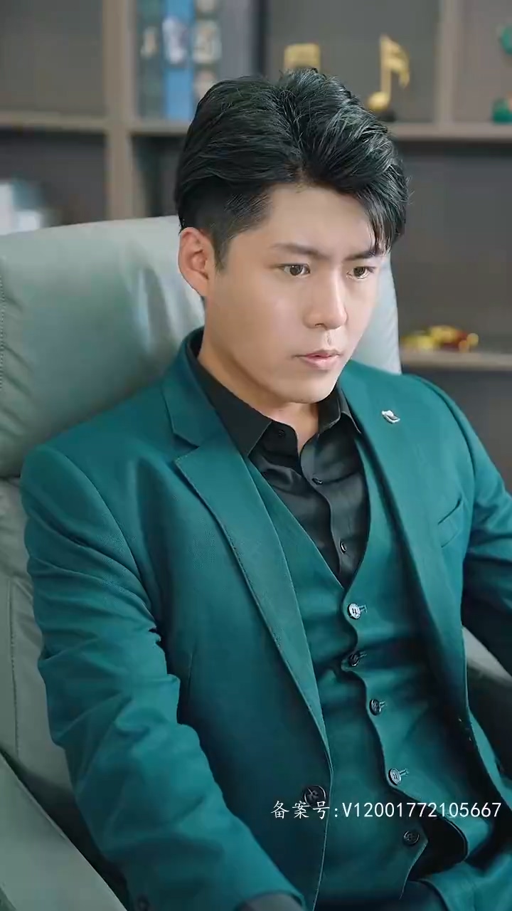 离婚后，白富美总裁后悔了海报