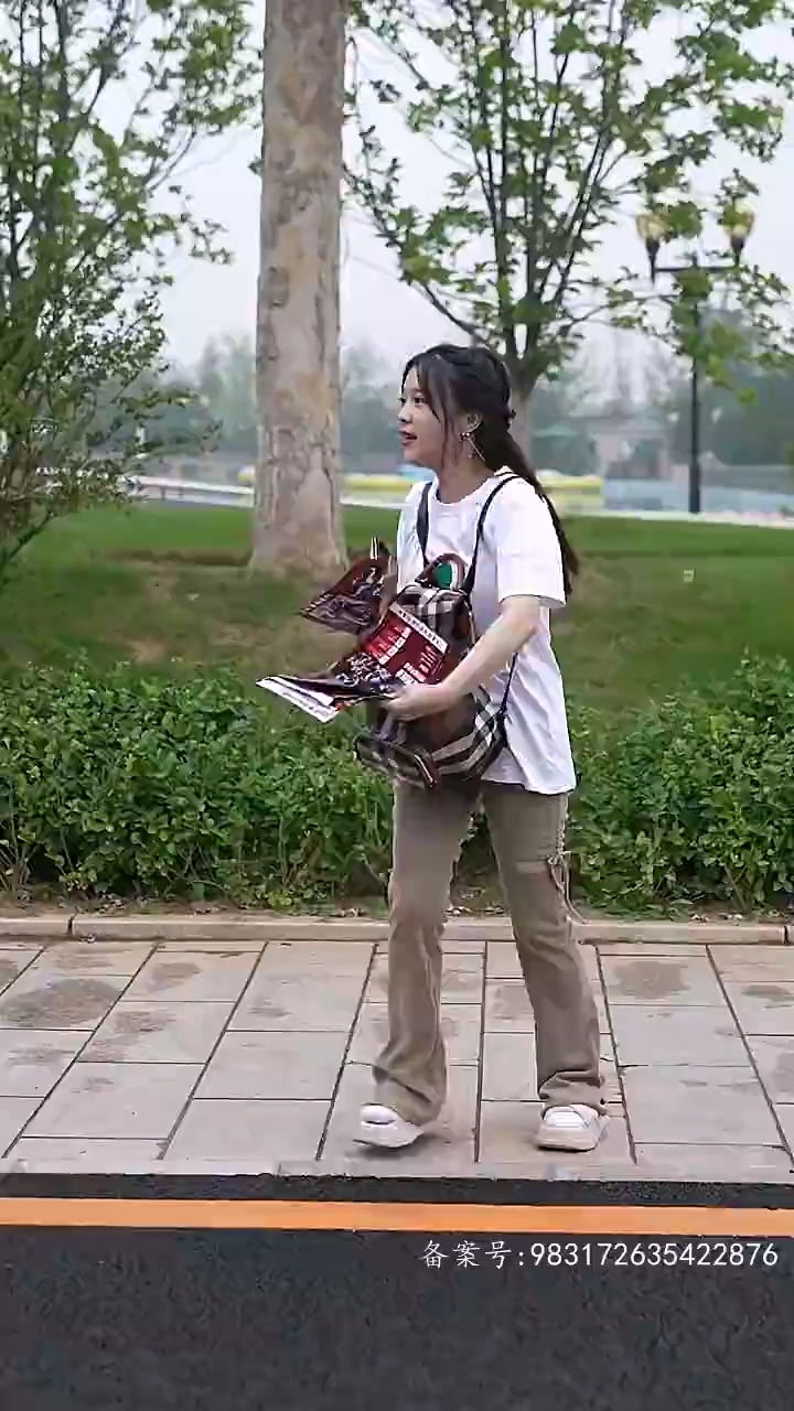 闪婚后成了隐藏首富的心尖宠海报