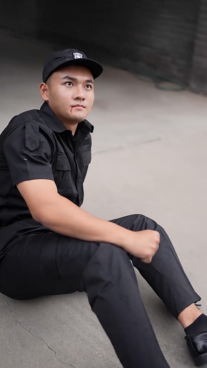 保安的开挂人生海报