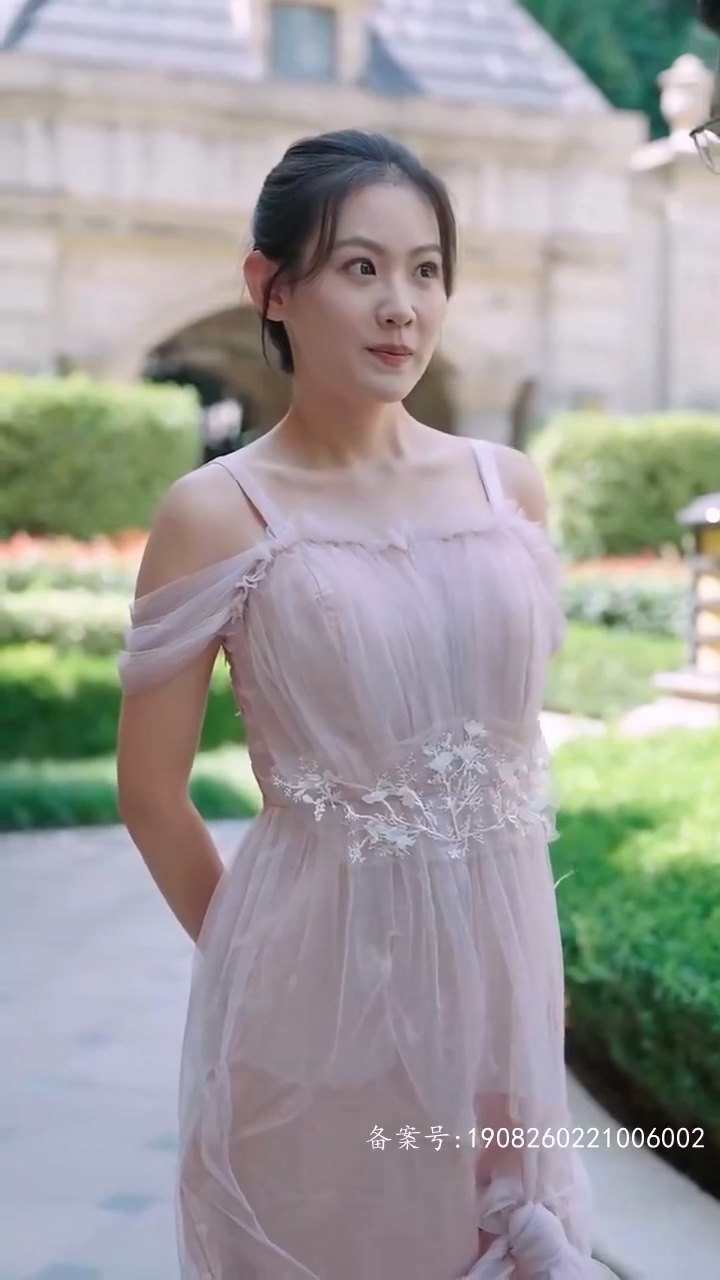 废材小姐海报